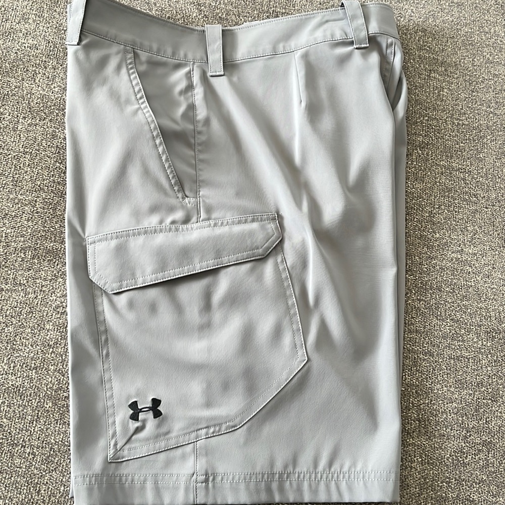 Mens Under Armour fishing shorts, size 34